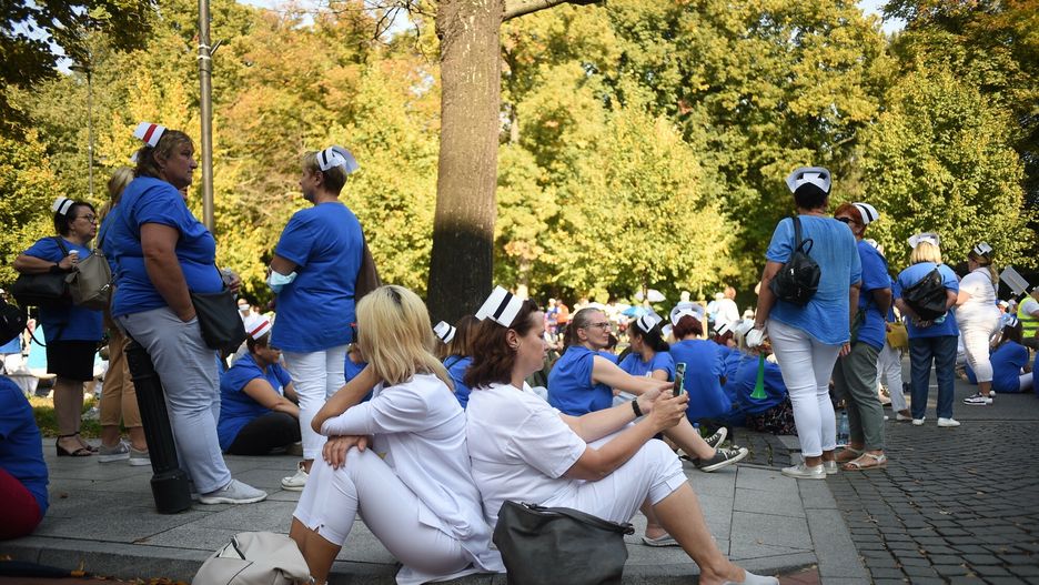 Protest medyków w Warszawie. Byli tam też wysłannicy niemieckich szpitali, którzy ofertowali pracę na granicą