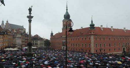 Czarny Protest w Warszawie: Morze czarnych parasoli na Placu Zamkowym (ZDJĘCIA)