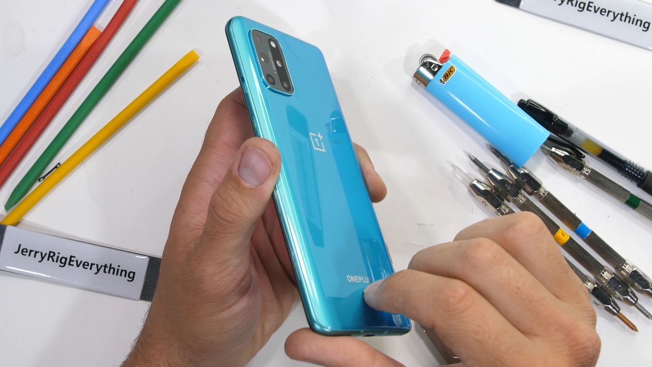 OnePlus 8T: tak wygląda smartfon od środka. Bateria z podwójnym ogniwem i sporo pasty