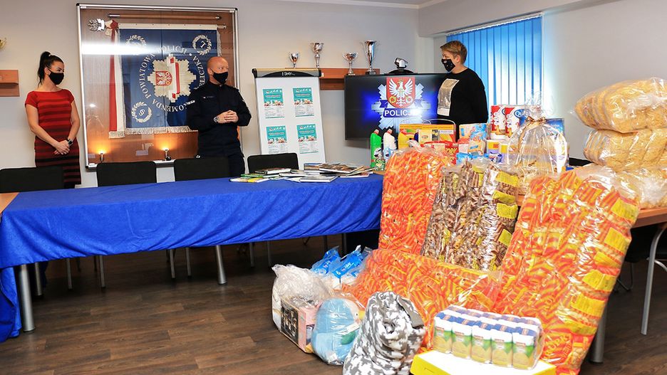 Komendant Powiatowy Policji w Wieliczce włącza się w akcję "Paczka Mikołajowa" (fot.: wieliczkacity.pl)