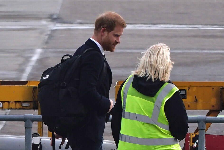 Harry przed odlotem do Londynu rozmawiał na płycie lotniska z jedną z pracownic