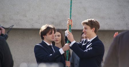 Uroczysty apel maturzystów przy Dzwonie Pokoju