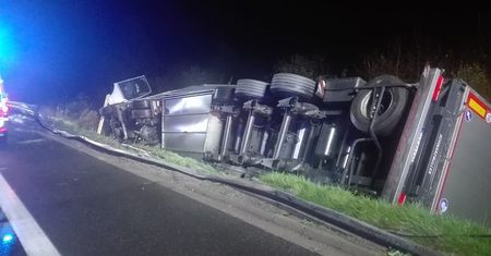 Samochód ciężarowy w rowie