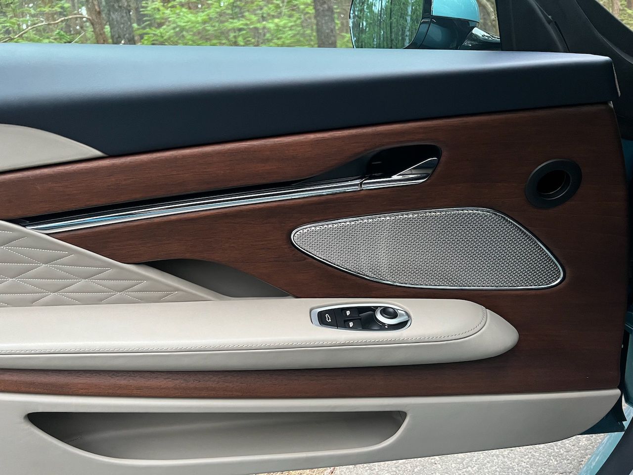 Aston Martin DB12 Volante
