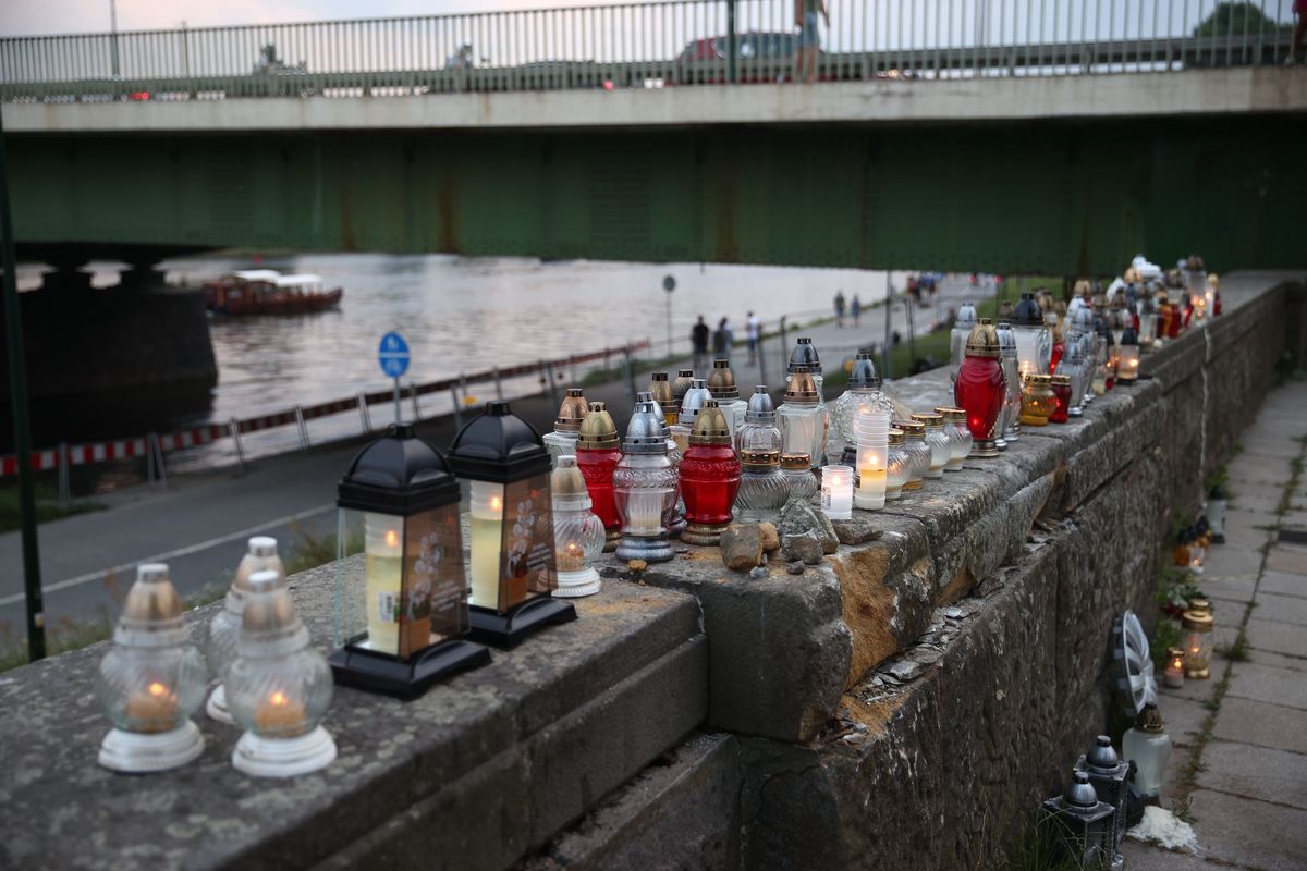 Znicze w miejscu wypadku przy moście Dębnickim w Krakowie, gdzie zginęło czterech młodych mężczyzn