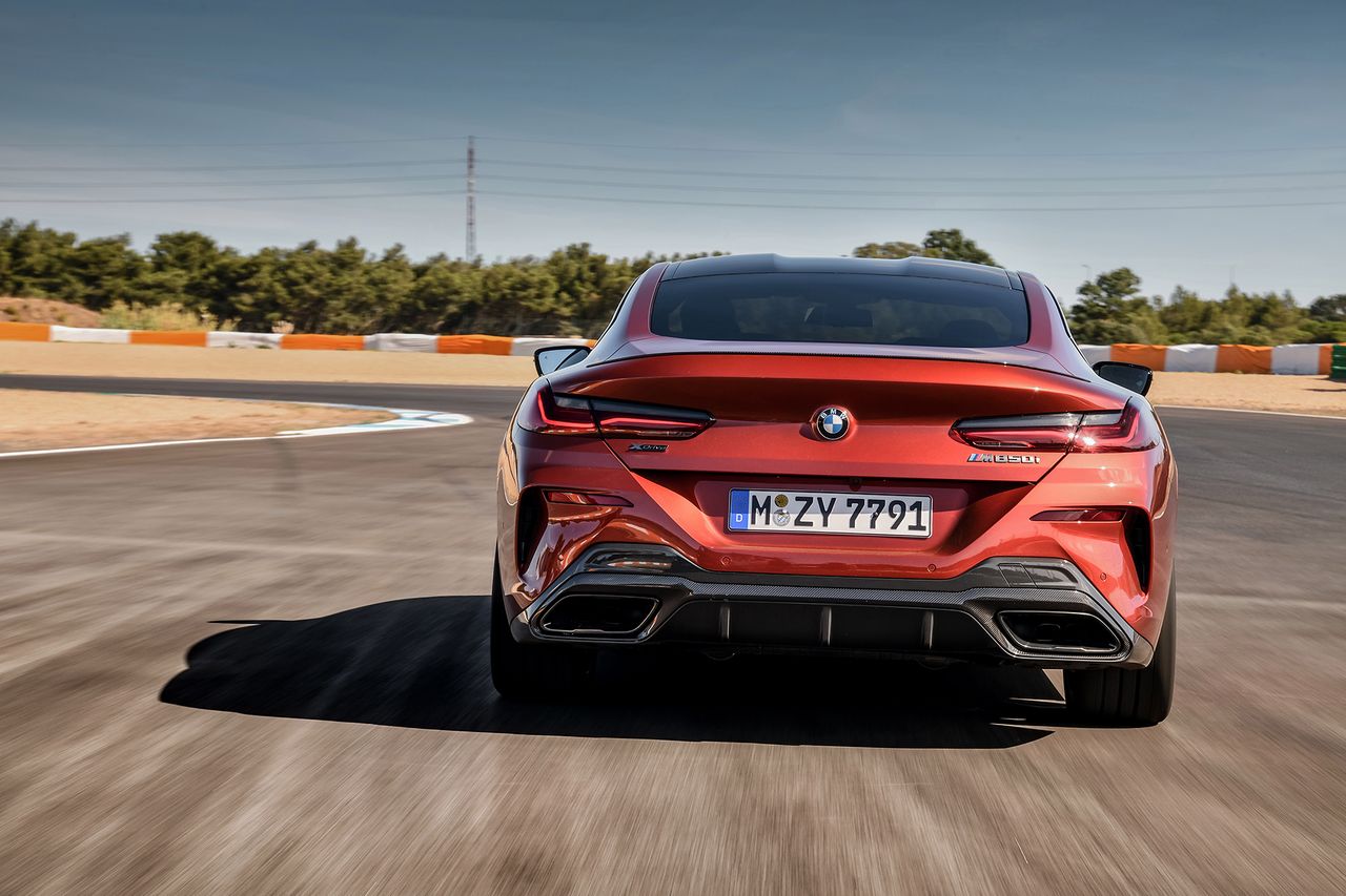 BMW M850i xDrive w kolorze Lava Orange pojawi się na polskich drogach jeszcze przed europejską premierą. Przedpremierowy egzemplarz nie będzie jednak do końca wyglądał tak jak ten ze zdjęć