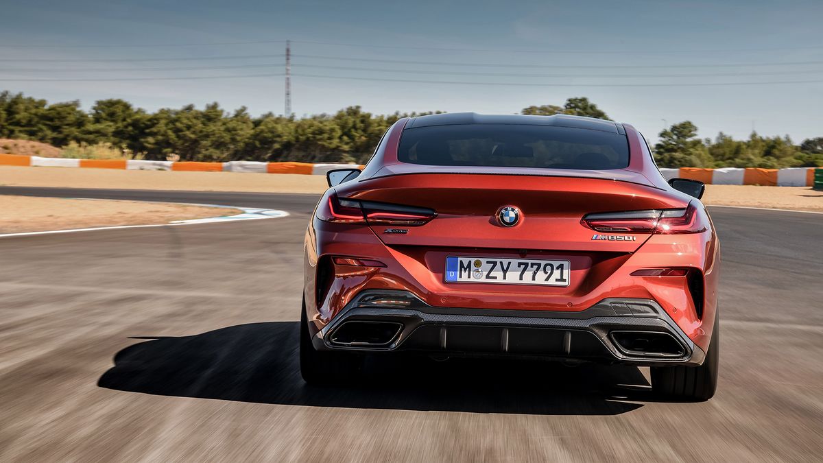BMW M850i xDrive w kolorze Lava Orange pojawi się na polskich drogach jeszcze przed europejską premierą. Przedpremierowy egzemplarz nie będzie jednak do końca wyglądał tak jak ten ze zdjęć