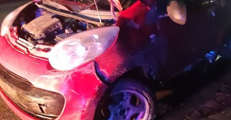 Bez wiedzy rodziców 16-latek wziął auto i z kolegami wybrał się na przejażdżkę. Podróż zakończył w rowie