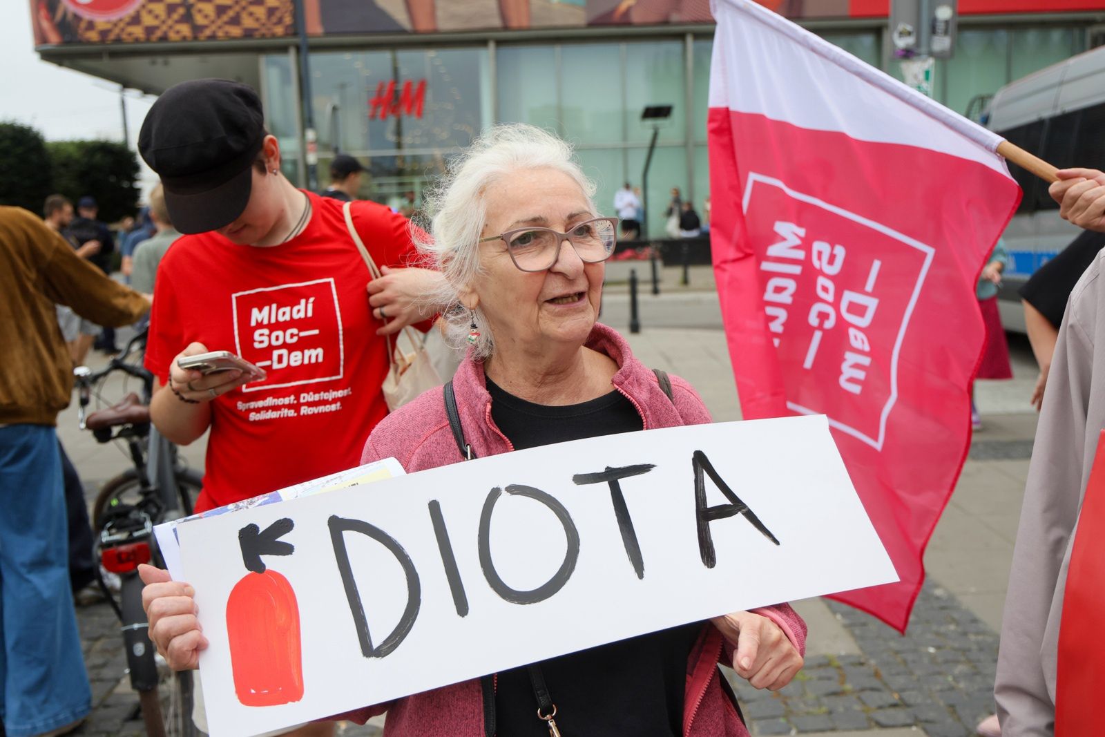 Uczestnicy kontrmanifestacji "Stop Faszyzmowi".
