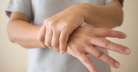Ostrzega, że nerki są na wykończeniu. Zwykle pojawia się rano na palcach