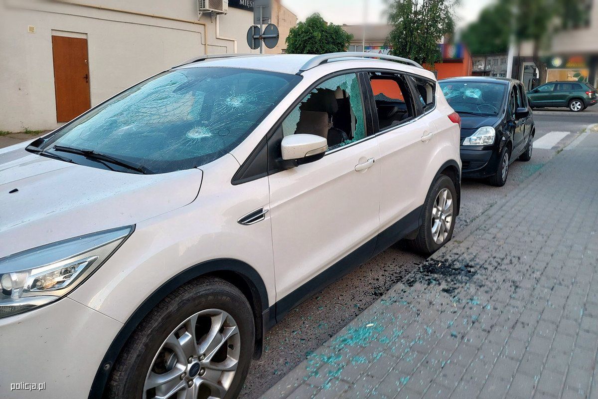 Agresywny mężczyzna atakował zaparkowane auta belką nabitą gwoździami