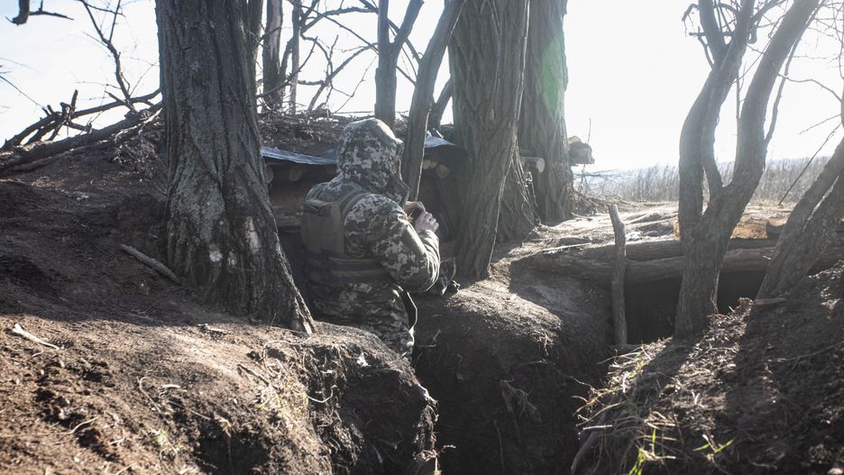 Ukraina, 04.12.2022. Na zdjęciach z 3 bm. żołnierze Sił Zbrojnych Ukrainy w pobliżu linii frontu na wschodzie kraju. Trwa inwazja Rosji na Ukrainę. (jm) PAP/Eugene Titov