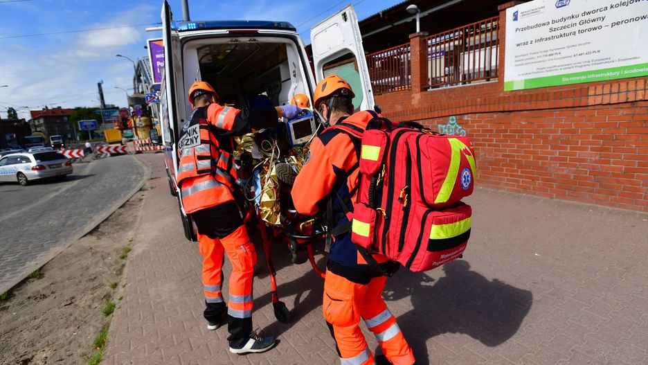 Koronawirus. Wrocław. Mężczyzna zaatakował medyków i zniszczył ambulans