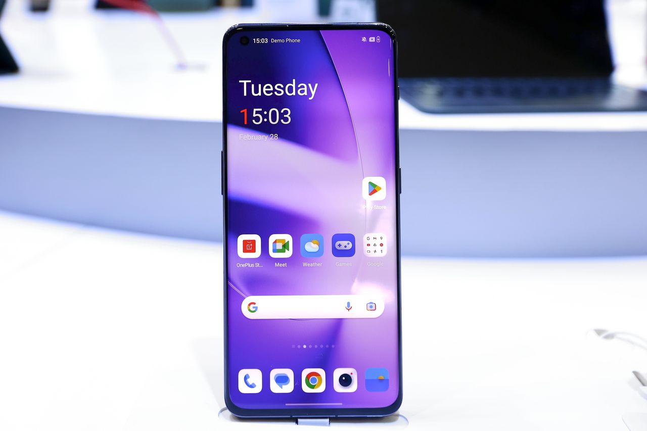 OnePlus 12 z dobrym, jasnym ekranem.