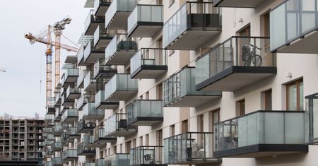 Nabywcy mieszkań będą dodatkowo płacić za schody i balkony? Są niejasności