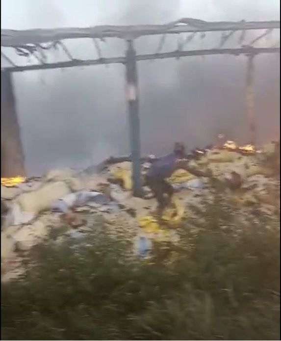 Rozbite ciężarówki z pomocą humanitarną. Także z Polski, jak widać po napisach