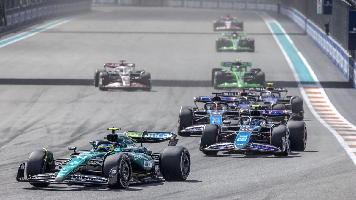 Aston Martin driver Fernando Alonso of Spain (L) in action during the Formula 1 Miami Grand Prix, at the Miami International Autodrome in Miami Gardens, Florida, USA, 05 May 2024. EPA/CRISTOBAL HERRERA-ULASHKEVICH Dostawca: PAP/EPA.
