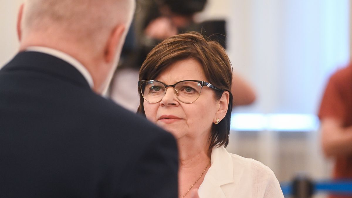 Warszawa, 19.06.2024. Minister zdrowia Izabela Leszczyna przed posiedzeniem rządu w KPRM w Warszawie, 19 bm. Rząd zajmie się projektem zmian przepisów regulujących działanie Wojska Polskiego, Policji i Straży Granicznej. W porządku obrad są też projekty dotyczące reguły wydatkowej, pomocy społecznej i dopłat dla rolników. (mr) PAP/Piotr Nowak