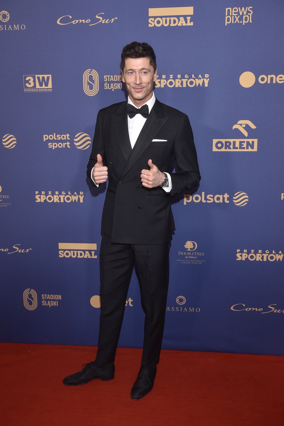Robert Lewandowski pozuje na Gali Mistrzów Sportu z mamą, siostrą i teściową