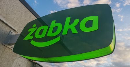 Koronawirus w Polsce. Maseczki 4F dostępne w Żabce. Sprawdź, ile kosztują
