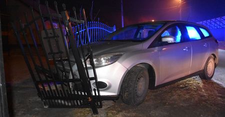 Jeden po kolizji zasnął za kierownicą, drugiego "zatrzymało" ogrodzenie. Obaj byli pijani