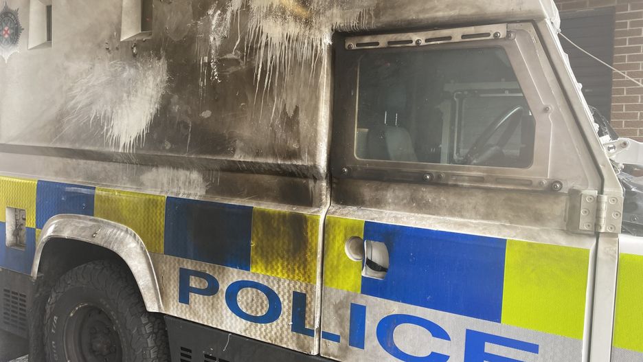 Obrzucony butelkami z benzyną policyjny radiowóz