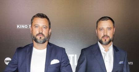 Bliźniacy Zacharzewscy przegrali z Mroczkami. Teraz też są aktorami