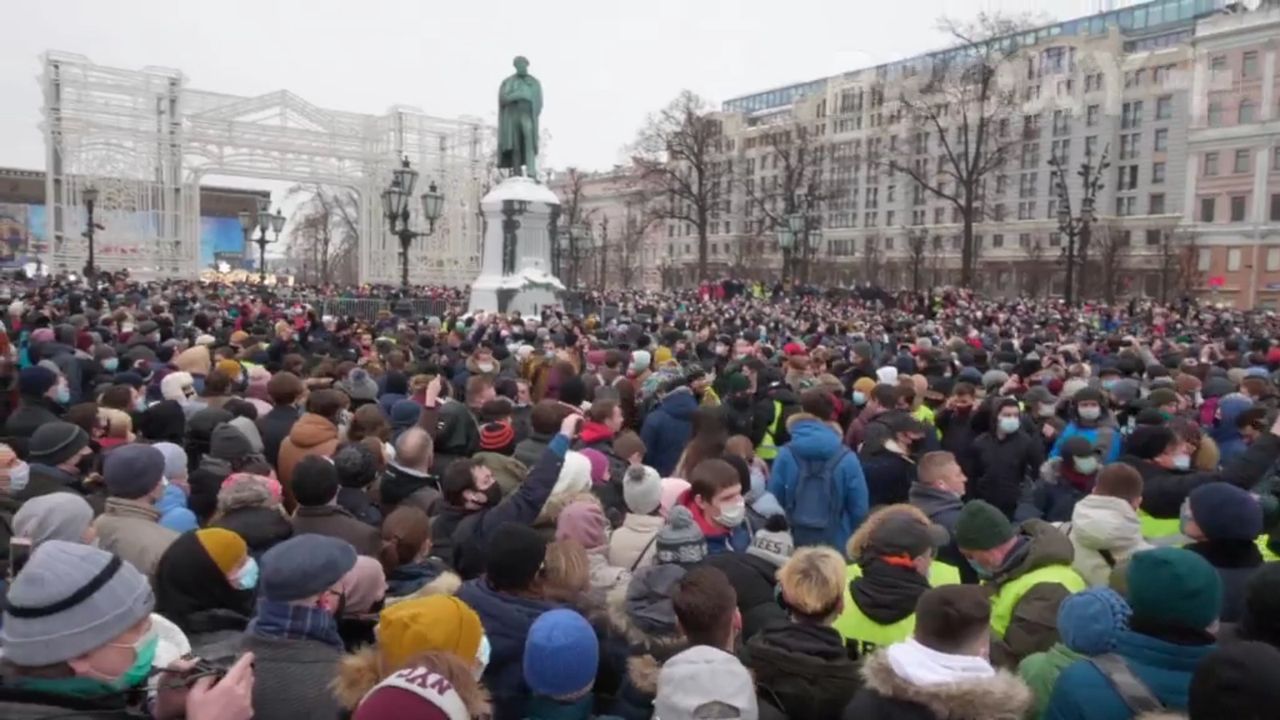 Tłumy ludzi protestowały w Moskwie po aresztowaniu Nawalnego w styczniu 2021 r.