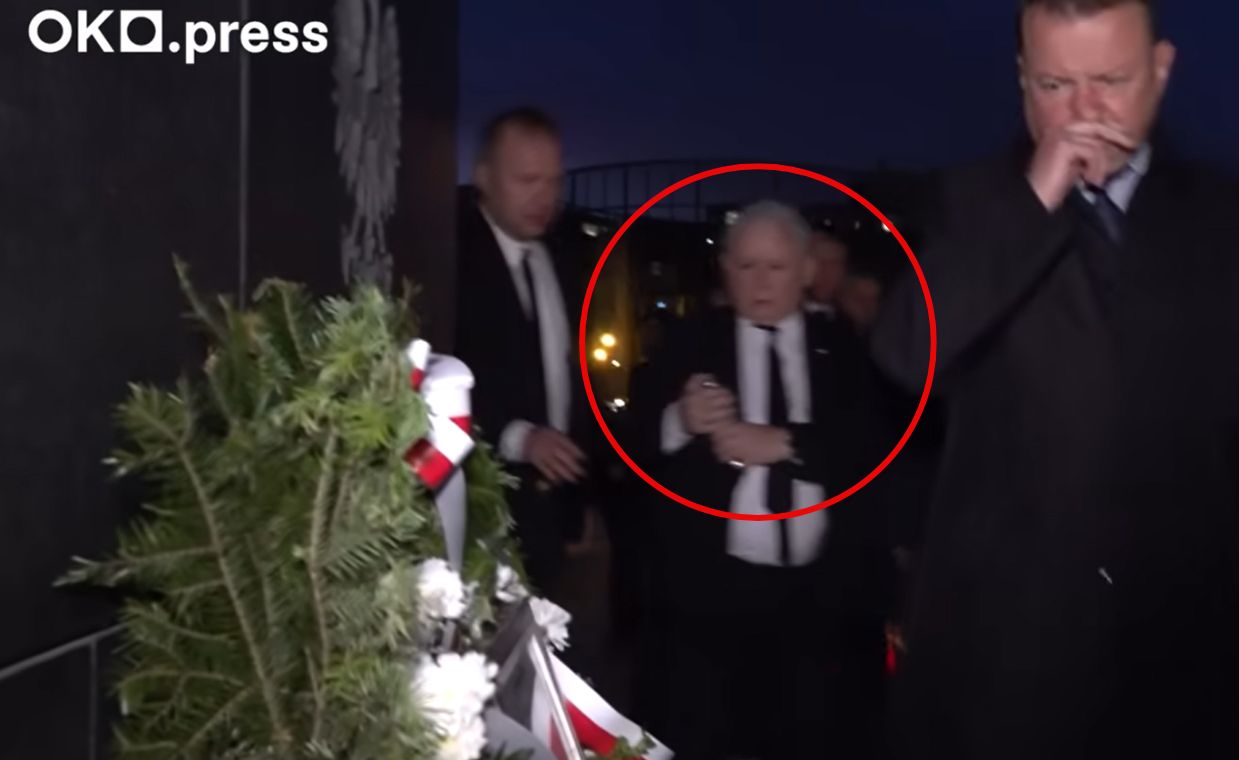 Jarosław Kaczyński przed pomnikiem prezydenta Lecha Kaczyńskiego na pl. Piłsudskiego w Warszawie