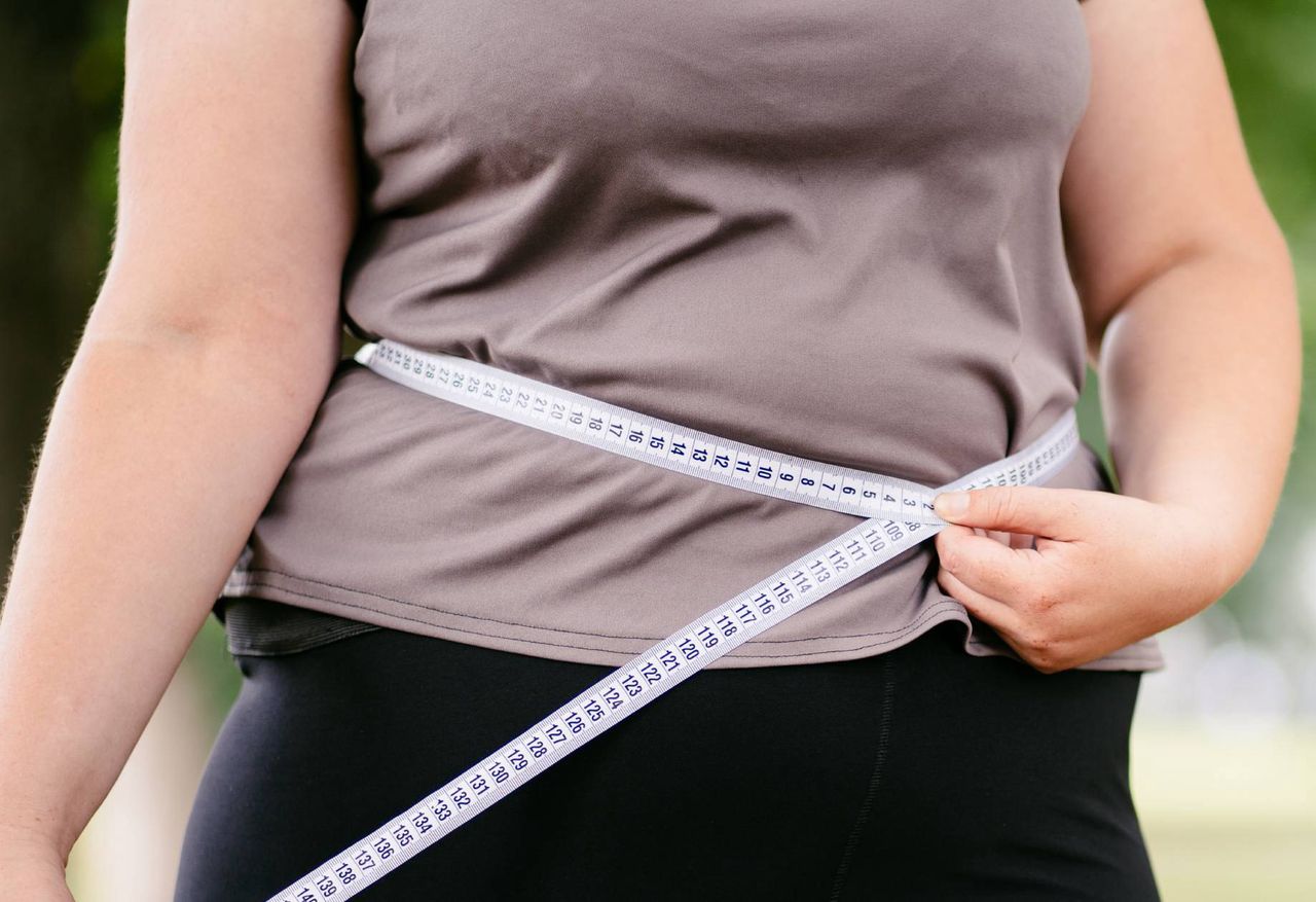 Ćwiczenia dla kobiet po 50-tce. Trener wskazuje dwa najlepsze