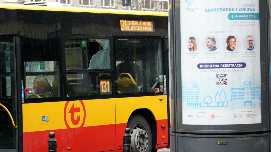 Uszkodzone autobusy na Marsza?kowskiej
Fot. Aliaksandr Valodzin/East News, Warszawa, 16.03.2024. Uszkodzone autobusy miejskie na skrzyzowaniu Marszalkowskiej i Hozej. Nikt nie zostal ranny, ale wedlug nieoficjalnych informacji pojazdy mog?y zostac ostrzelane.
Aliaksandr Valodzin