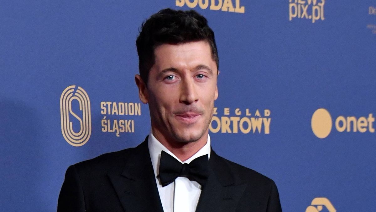 *** ZDJĘCIE ARCHIWALNE *** Na zdjęciu archiwalnym z 08.01.2022 r: Kapitan piłkarskiej reprezentacji Polski Robert Lewandowski podczas Gali Mistrzów Sportu - 87. Plebiscytu Przeglądu Sportowego i Telewizji Polsat na 10 Najlepszych Sportowców Polski 2021, 8 bm. Robert Lewandowski otrzymał, 17 bm. nagrodę dla najlepszego piłkarza 2021 roku w plebiscycie FIFA The Best. Kapitan piłkarskiej reprezentacji Polski dostał tę zaszczytną nagrodę drugi raz z rzędu. *** Zdjęcie do depeszy PAP pt. Robert Lewandowski najlepszym piłkarzem świata 2021 w plebiscycie FIFA *** (js) PAP/Piotr Nowak
