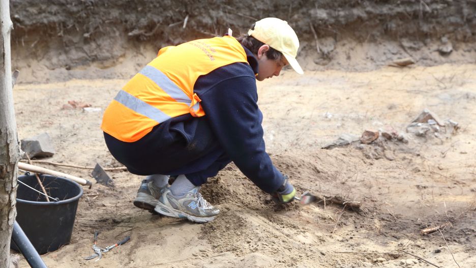 Warszawa, 04.05.2022. Wykopaliska archeologiczne na cmentarzu zydowskim na Brodnie. Celem badan jest odsloniecie pierwotnej, oryginalnej tkanki historycznej cmentarza i odnalezienie pochowku slynnego wynalazcy Abrahama Jaakowa Sterna, ktory zmarl w 1842 roku.