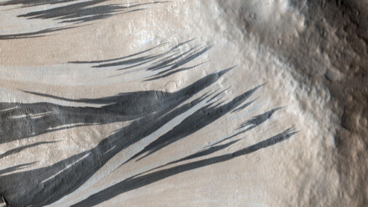 Skąd się wzięły ciemne ślady na Marsie?