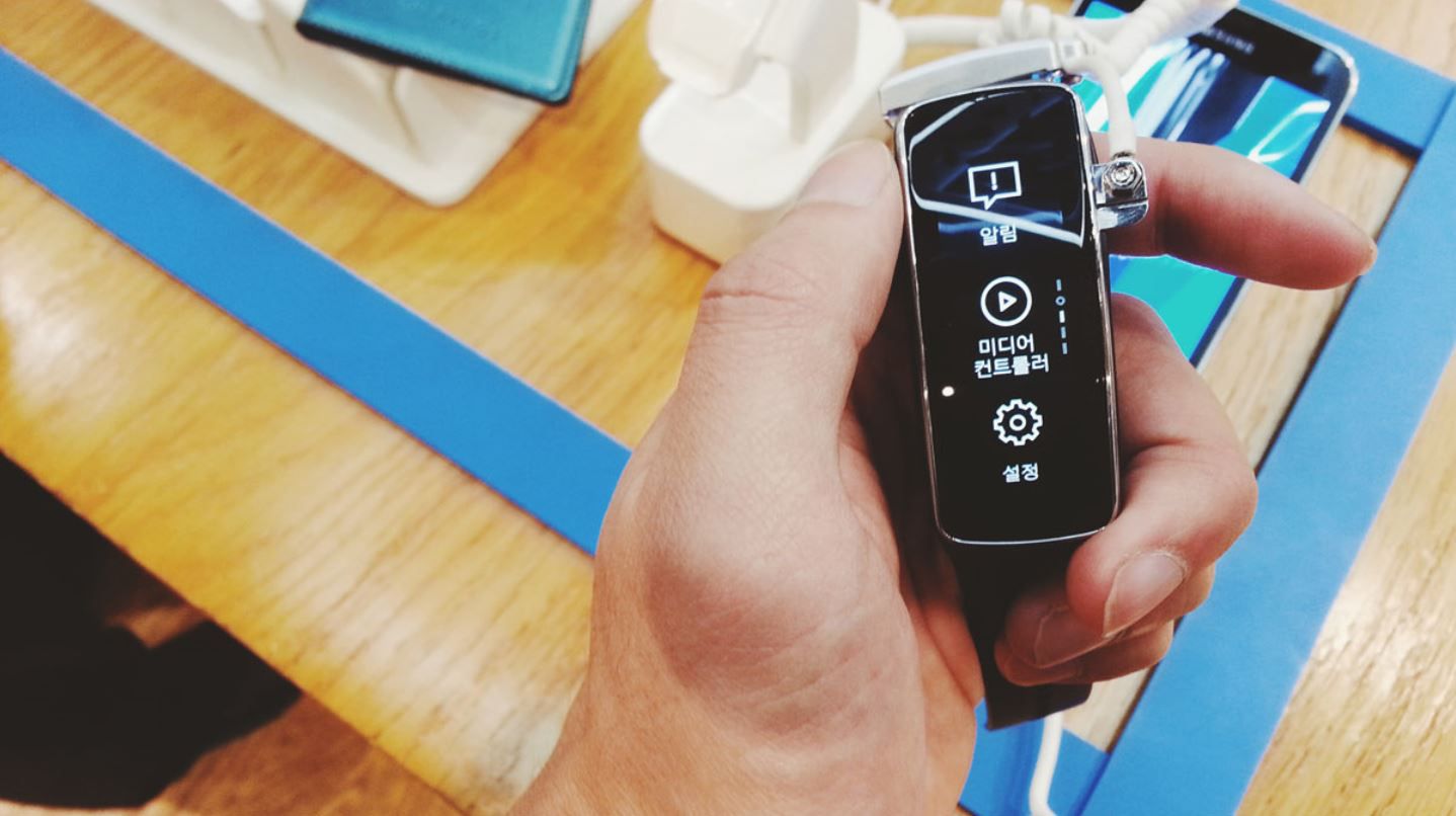 Gear Fit jeszcze nie trafił do sprzedaży, a Samsung już poprawia niedoróbki 2