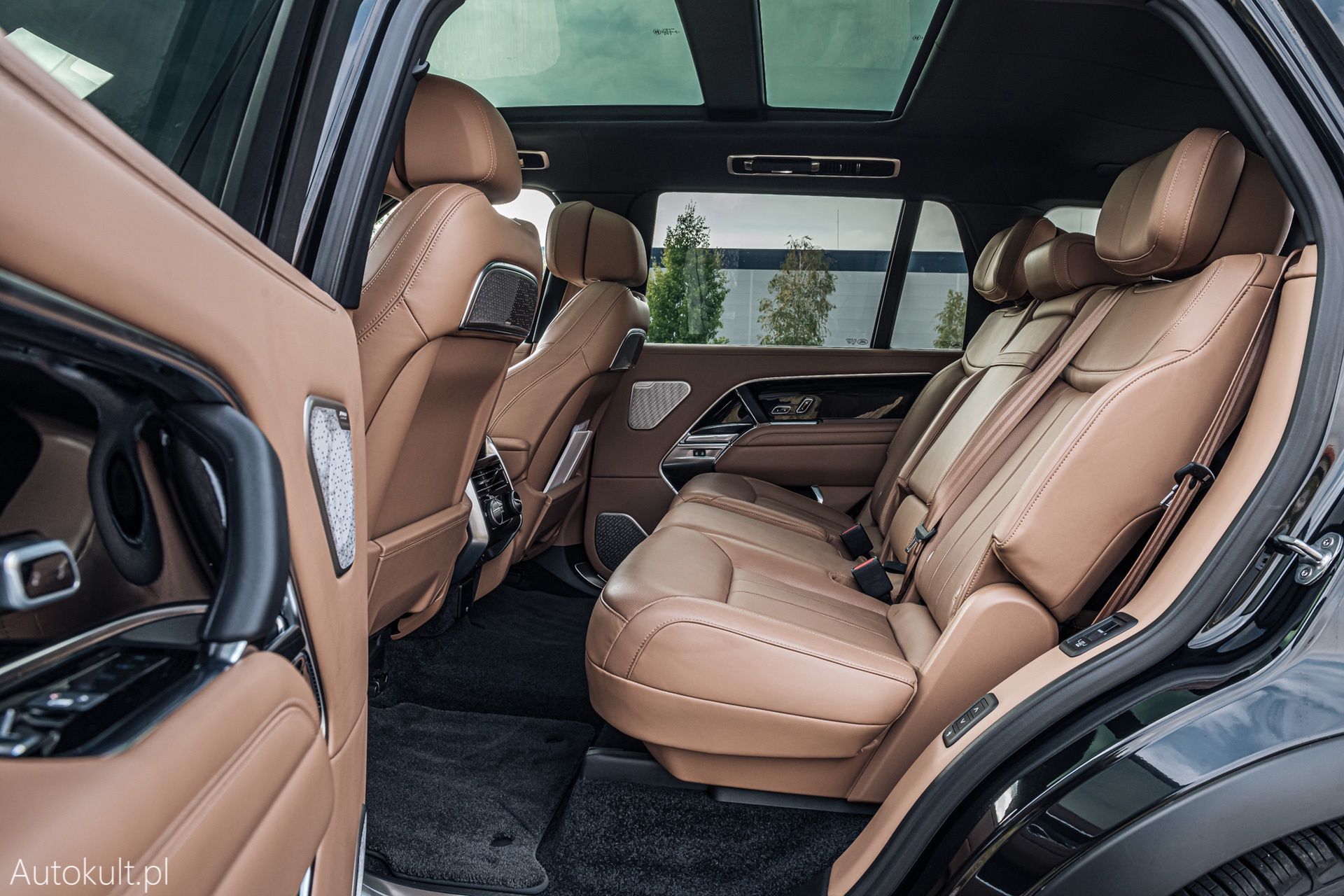 Range Rover (2022) vs Bentley Bentayga S (2022) vs Mercedes-Maybach GLS 600 (2022)