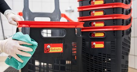 Biedronka dezynfekuje kosze i wózki w obawie przed koronawirusem