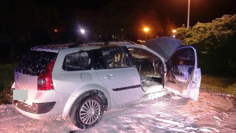 Pożar samochodu Renault na ulicy Polnej