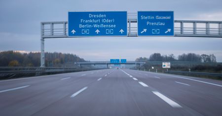 Kierowca leżał na niemieckiej autostradzie i prosił o pomoc. Zareagowała dopiero policja