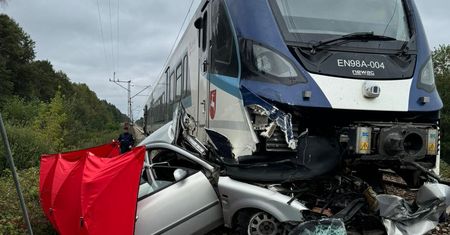 Tragedia na przejeździe kolejowym na Lubelszczyźnie. Z volkswagena zostały zgliszcza