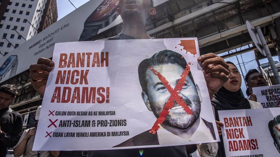 Activists shout slogans and hold placards depicting Trump's nominee for US ambassador to Malaysia, Nick Adams, during a protest outside the US Embassy in Kuala Lumpur, Malaysia, 18 July 2025. The demonstrators protest against the appointment of Nick Adams as US envoy to Malaysia, citing his far-right affiliations and history of Islamophobic remarks. EPA/NAZIR SUFARI Dostawca: PAP/EPA.