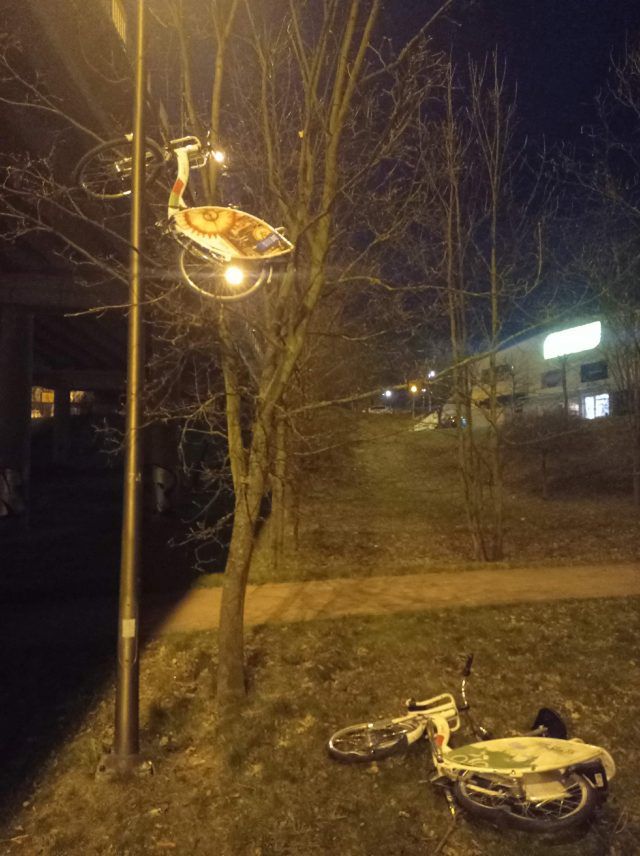 Stał na wiadukcie i zrzucał miejskie rowery. Nastolatka zatrzymali wracający ze służby do domu policjanci (zdjęcia)