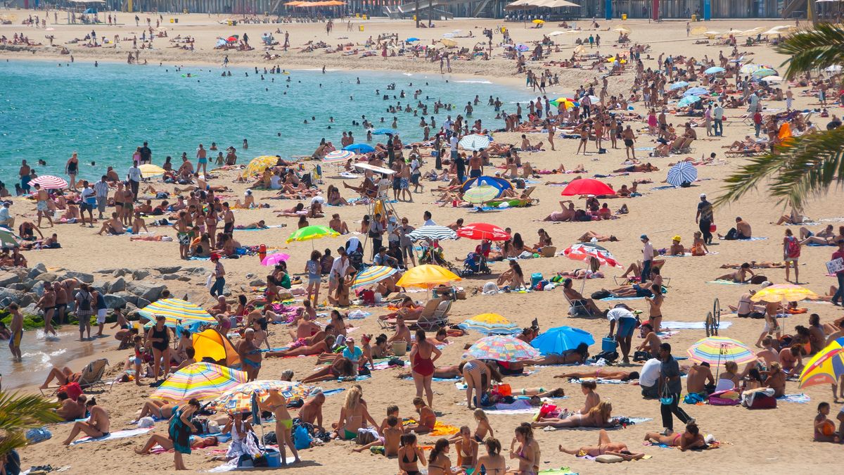 Tłumy na hiszpańskiej plaży