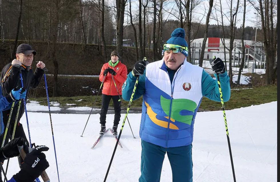 Przywódca Białorusi pozuje na nartach