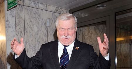 Wałęsa o "aferze" na lotnisku: "ZACZĘLI MNIE TRZEPAĆ!"