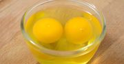Nie daj się złapać na surowe jajko. O tym pamiętaj przy rozbijaniu i wyrzucaniu