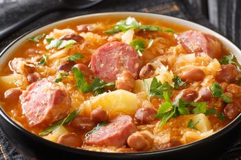 Budżetowa zupa z mięsną wkładką. Studencki przepis wraca do łask