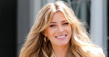Marcelina Zawadzka zwiedza Dubaj. Błękitna sukienka w kwiaty zachwyca