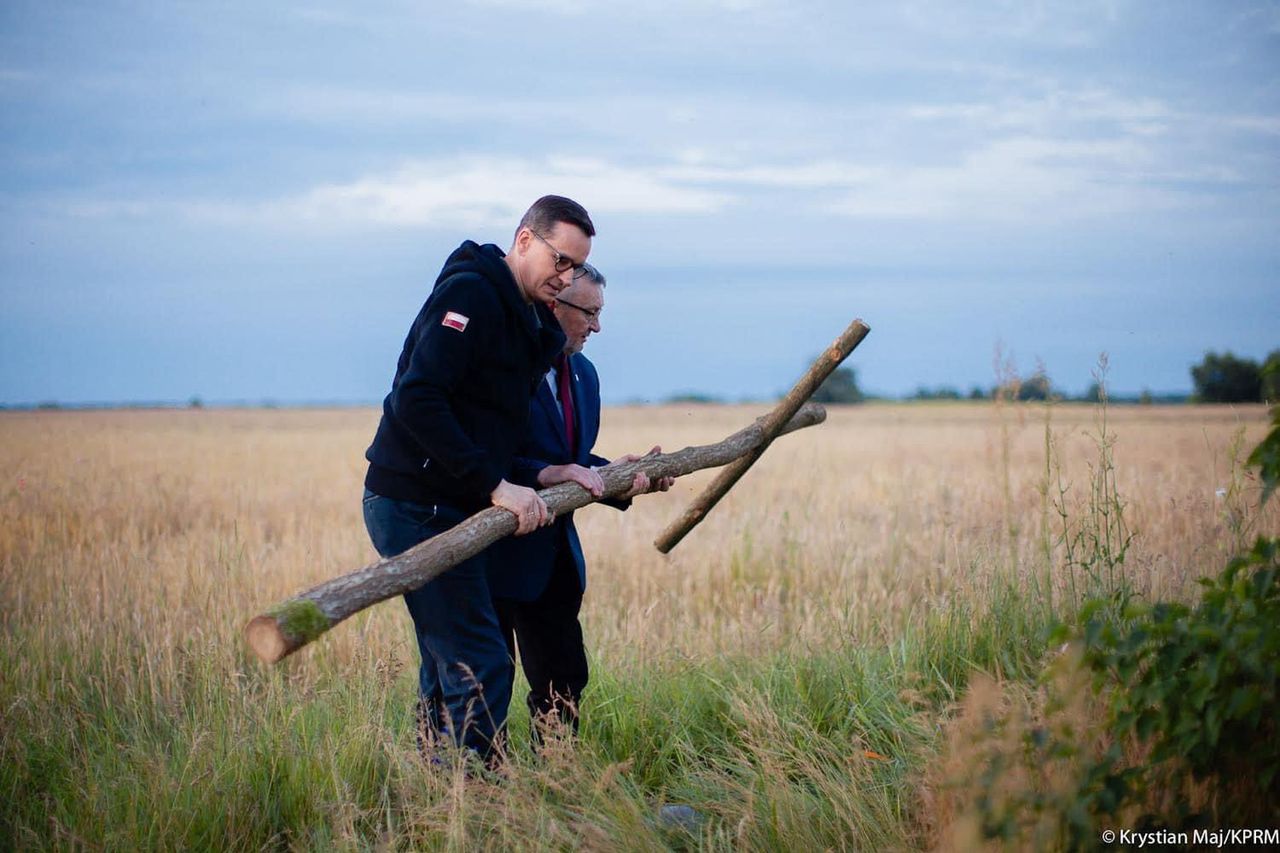 Morawiecki przybył wczesnym rankiem. Wkopał drewniany krzyż