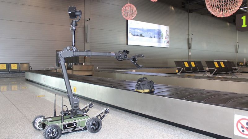 Nowy robot trafił na wyposażenie straży granicznej w Pyrzowicach.